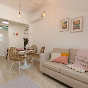 Apartment New Bright And Cozy In Graca, Lisbon