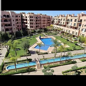 un-moderne-chic-appartement-vue-sur-piscine.marrakeshhotelsmorocco.com/